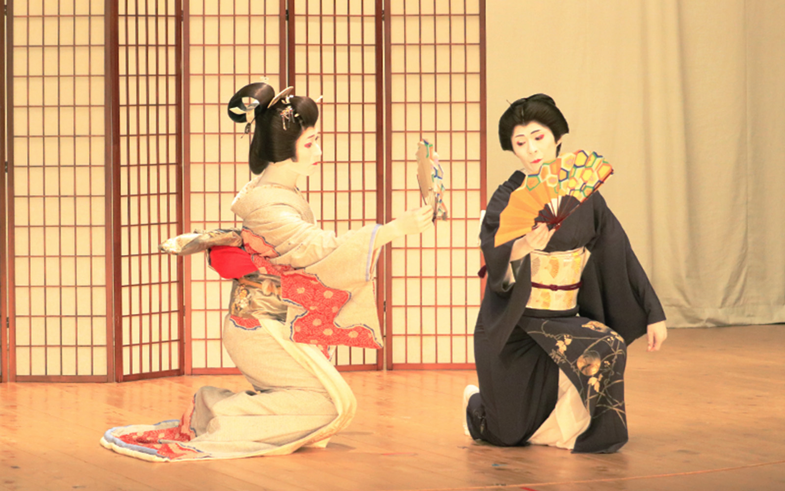 しとやかな立ち居振る舞いの基本が身に付く、日本舞踊と演歌舞踊